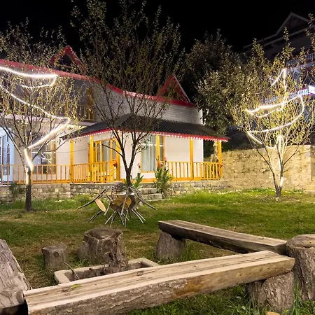 Boho Grove Cafe & Stay, Tirthan Valley Banjar Exterior photo