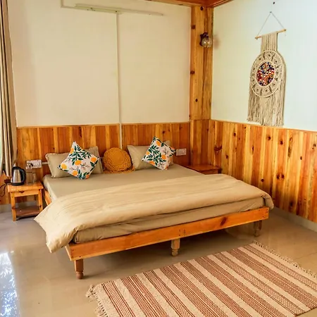 Boho Grove Cafe & Stay, Tirthan Valley Banjar Exterior photo
