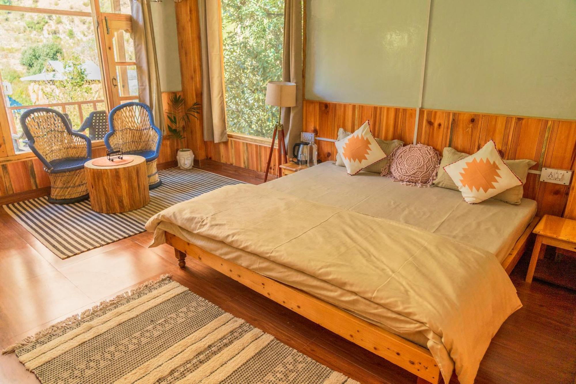 Boho Grove Cafe & Stay, Tirthan Valley Homestay Banjar