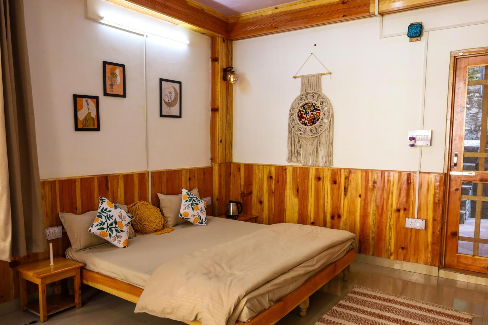 Boho Grove Cafe & Stay, Tirthan Valley Homestay Banjar